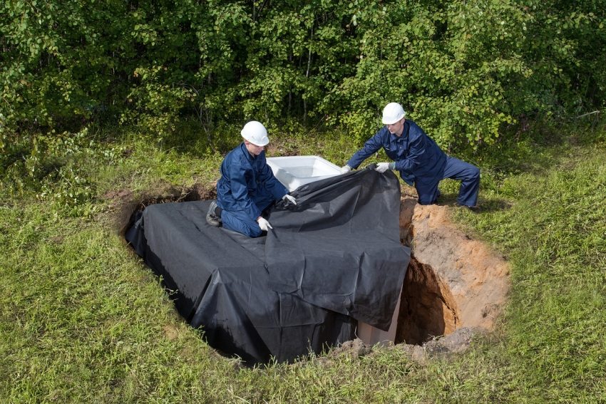 Установка пластикового льоху на дачній ділянці повинна вироблятися з урахуванням його загальної площі, а також специфіки рельєфу і виду грунту