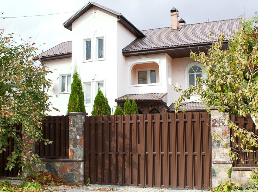 Паркан з двостороннім зашивкою з паркану